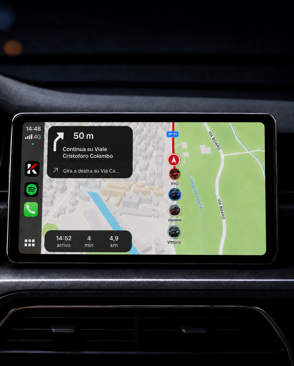 Konvyo navigation and live convoy positions on a CarPlay display